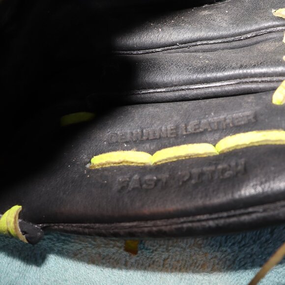 Wilson Genuine Leather Fast Pitch Flash Softball Glove Youth Black  RHT Throw - Picture 4 of 5